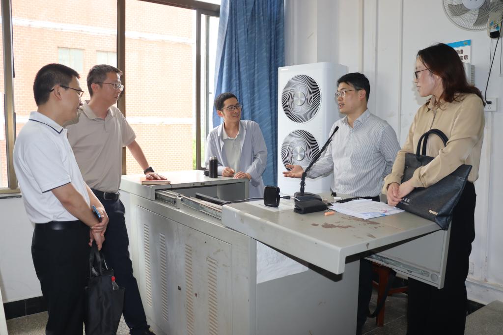 胡国珍带队深入课堂听评就业指导课